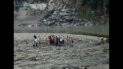 Police and rescue team during the search operation near Bindravani Mandi. (Birbal Sharma/HT) Police and rescue team during the search operation near Bindravani Mandi. (Birbal Sharma/HT)
