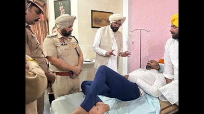 Punjab cabinet minister Kuldeep Singh Dhaliwal meets NRI Kawaljit Singh in a hospital in Amritsar on Sunday. (HT photo) Punjab cabinet minister Kuldeep Singh Dhaliwal meets NRI Kawaljit Singh in a hospital in Amritsar on Sunday. (HT photo)