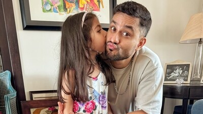 Soha Ali Khan dropped a cute picture of Kunal Kemmu with daughter Inaaya to mark the occasion. 