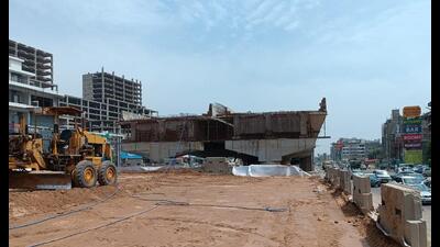 The ongoing construction on the crucial traffic lifeline often leaves commuters stuck in traffic bottlenecks. (HT photo) The ongoing construction on the crucial traffic lifeline often leaves commuters stuck in traffic bottlenecks. (HT photo)