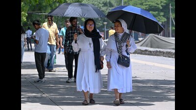 Visitors taking cover under umbrellas amid the searing heat at Sukhna Lake on Sunday. (Keshav Singh/HT) Visitors taking cover under umbrellas amid the searing heat at Sukhna Lake on Sunday. (Keshav Singh/HT)