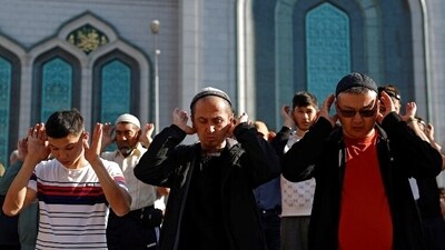 Muslim worshippers perform the rituals during the morning prayers in front of Cathedral Mosque in Moscow. (REUTERS/Yulia Morozova) Muslim worshippers perform the rituals during the morning prayers in front of Cathedral Mosque in Moscow. (REUTERS/Yulia Morozova)