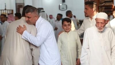 In Basra, Iraq, Iraqi Sunni Muslims exchanged greetings after their morning prayers. (AP Photo/Nabil al-Jurani) In Basra, Iraq, Iraqi Sunni Muslims exchanged greetings after their morning prayers. (AP Photo/Nabil al-Jurani)