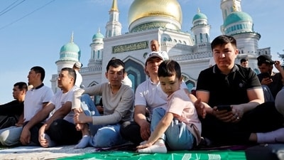 Outside the Cathedral Mosque in Moscow, Russia, Muslim worshippers gathered for the morning prayers. (REUTERS/Yulia Morozova) Outside the Cathedral Mosque in Moscow, Russia, Muslim worshippers gathered for the morning prayers. (REUTERS/Yulia Morozova)