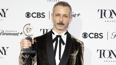 Jeremy Strong poses with the award for Best Performance by a Leading Actor in a Play for "An Enemy of the People" at the 77th Annual Tony Awards. REUTERS/Eduardo Munoz (REUTERS)