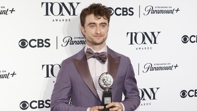 Daniel Radcliffe poses with the award for Best Performance by a Featured Actor in a Musical for "Merrily We Roll Along" at the 77th Annual Tony Awards in New York City, U.S., June 16, 2024. REUTERS/Eduardo Munoz (REUTERS)
