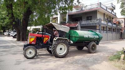 An MCG water tanker going to supply water in Sector 52 area on Sunday. (Parveen Kumar/HT) An MCG water tanker going to supply water in Sector 52 area on Sunday. (Parveen Kumar/HT)