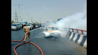 As the man switched off the AC, suddenly smoke started billowing out of the AC blower, he parked the car and alighted before it caught fire. (Sunil Ghosh/HT Photo) As the man switched off the AC, suddenly smoke started billowing out of the AC blower, he parked the car and alighted before it caught fire. (Sunil Ghosh/HT Photo)