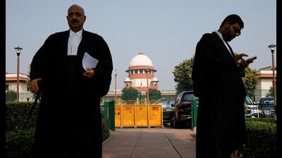 FILE PHOTO: A lawyer looks into his mobile phone as another walks past, in front of India's Supreme Court in New Delhi, December 11, 2023. REUTERS/Adnan Abidi/File Photo (REUTERS) FILE PHOTO: A lawyer looks into his mobile phone as another walks past, in front of India's Supreme Court in New Delhi, December 11, 2023. REUTERS/Adnan Abidi/File Photo (REUTERS)