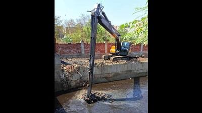MC machines cleaning Buddha Nullah in Ludhiana on Monday. (HT Photo) MC machines cleaning Buddha Nullah in Ludhiana on Monday. (HT Photo)