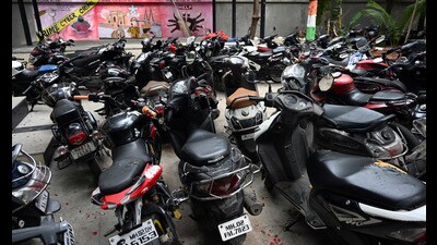 Mumbai, India. June 17, 2024. Mumbai police arrested 52 bikers and seized 34 bikes for racing and reckless driving on the Western Express Highway near Bandra in Mumbai during the night patrolling. June 17, 2024. (Photo by Raju Shinde/HT Photo)