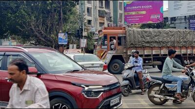 PMC commissioner Rajendra Bhosale has issued a notice to widen road from Gangadham Chowk to Shatrunjay Temple. The existing 6-metre-wide road from Gokul Hotel to Ganesh Sadan will be 12-metre-lane. (HT FILE)