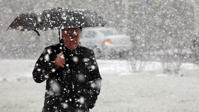 A man with an umbrella walks under a snowfall in Moscow, Russia, Wednesday, May 8, 2024. Unusual cold weather arrived in Moscow and the temperature dropped to 2 C (35,6 F). The cold weather will continue in the coming days. (AP Photo/Vitaly Smolnikov) (AP) A man with an umbrella walks under a snowfall in Moscow, Russia, Wednesday, May 8, 2024. Unusual cold weather arrived in Moscow and the temperature dropped to 2 C (35,6 F). The cold weather will continue in the coming days. (AP Photo/Vitaly Smolnikov) (AP)