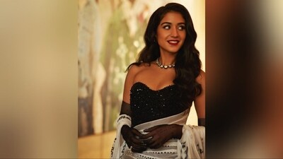 Her glamorous makeup look includes nude shimmer eyeshadow, winged eyeliner, mascara-coated lashes, defined brows, contoured cheekbones with a hint of blush, luminous highlighter, and a stunning ruby red lipstick shade. (Instagram/@rheakapoor) Her glamorous makeup look includes nude shimmer eyeshadow, winged eyeliner, mascara-coated lashes, defined brows, contoured cheekbones with a hint of blush, luminous highlighter, and a stunning ruby red lipstick shade. (Instagram/@rheakapoor)