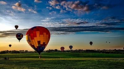 Hot air balloon: A picnic in a hot air balloon is a dreamy and romantic event that takes place high above the ground. You and your companion can enjoy breathtaking panoramic views of the countryside below as you float along with the wind. Enjoy your meal in the tranquil and beautiful atmosphere of the balloon basket as you float across the sky, creating memories for life. It's a unique and memorable way to share a special occasion. (Pexels) Hot air balloon: A picnic in a hot air balloon is a dreamy and romantic event that takes place high above the ground. You and your companion can enjoy breathtaking panoramic views of the countryside below as you float along with the wind. Enjoy your meal in the tranquil and beautiful atmosphere of the balloon basket as you float across the sky, creating memories for life. It's a unique and memorable way to share a special occasion. (Pexels)