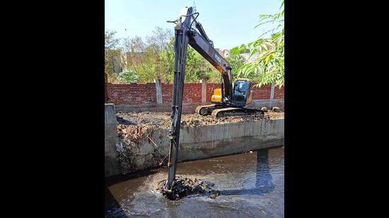 MC machines cleaning Buddha Nullah in Ludhiana on Monday. (HT Photo)