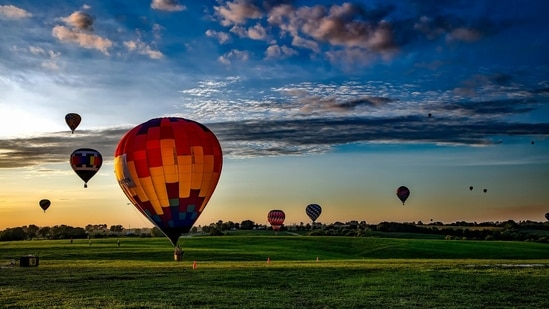 Hot air balloon: A picnic in a hot air balloon is a dreamy and romantic event that takes place high above the ground. You and your companion can enjoy breathtaking panoramic views of the countryside below as you float along with the wind. Enjoy your meal in the tranquil and beautiful atmosphere of the balloon basket as you float across the sky, creating memories for life. It's a unique and memorable way to share a special occasion.(Pexels)