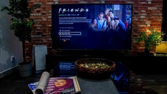 Some shows that we feel comfortable with can make us feel warm and relaxed. This, in turn, reduces the sense of loneliness.(Unsplash)