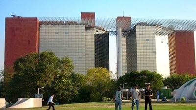 The Jeevan Bharati building, (Life Insurance Corporation of India building) at Connaught Place in New Delhi is designed by architect Charles Correa, 1986. (Wikipedia Commons)