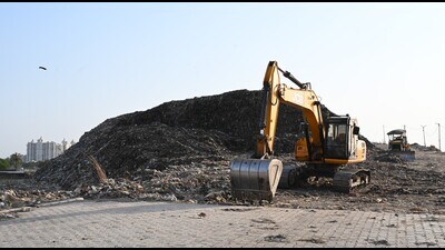 Around 200 tonnes of garbage is dumped at Phase 8-B site in Mohali daily. (Sanjeev Sharma/ HT) Around 200 tonnes of garbage is dumped at Phase 8-B site in Mohali daily. (Sanjeev Sharma/ HT)