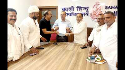 Congress delegation submitting a memorandum to BHU chief Proctor Prof Shiv Praksh Singh at BHU central office. (HT Photo) Congress delegation submitting a memorandum to BHU chief Proctor Prof Shiv Praksh Singh at BHU central office. (HT Photo)