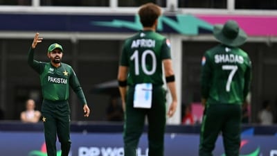 Pakistan's Shaheen Shah Afridi discusses with teamates after challenging the decision of the empire (AFP) Pakistan's Shaheen Shah Afridi discusses with teamates after challenging the decision of the empire (AFP)