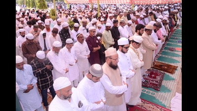 Eid ul Azha Namaz being offered at the Aisbagh Eidgah in Lucknow on Tuesday (HT Photo)