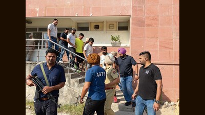 Gangsters Sampat Nehra and Deepak Tinu in AGTF custody on Tuesday. (HT photo)