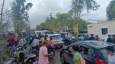 Heavy rush at Sinhagad Fort since the onset of monsoon has forced forest authorities to regulate vehicle movement at the ghat section. (HT) Heavy rush at Sinhagad Fort since the onset of monsoon has forced forest authorities to regulate vehicle movement at the ghat section. (HT)