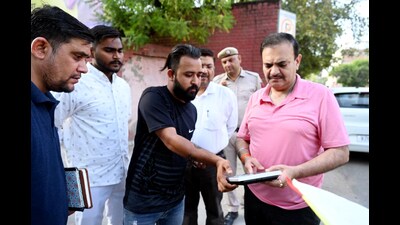 Municipal Corporation of Gurugram commissioner Narhari Singh Bangar and ULB additional director (headquarters) YS Gupta conduct an inspection in Gurugram on Tuesday. (HT Photo) Municipal Corporation of Gurugram commissioner Narhari Singh Bangar and ULB additional director (headquarters) YS Gupta conduct an inspection in Gurugram on Tuesday. (HT Photo)