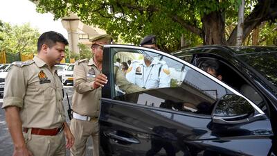 Noida traffic police check vehicles for hooters, beacons, sirens, and stickers at Rajanigandha Chowk on Tuesday. (Sunil Ghosh/HT Photo) Noida traffic police check vehicles for hooters, beacons, sirens, and stickers at Rajanigandha Chowk on Tuesday. (Sunil Ghosh/HT Photo)