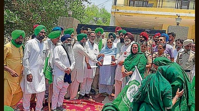 The protesters handed over a memorandum to AAP MLA Sarbjit Kaur Manuke in Ludhiana on Tuesday. (HT Photo)