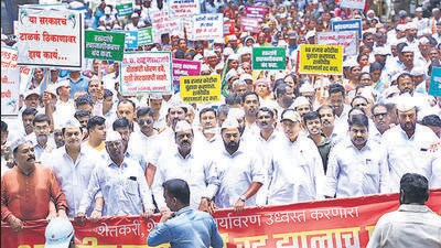 Though the march was conducted under the banner of ‘Shaktipeeth Mahamarg Virodhi Samiti’, it was led from the forefront by the newly elected Congress MP Chhatrapati Shahu Maharaj and Congress leader and legislative council member Satej Patil. Former parliamentarian Raju Shetti and other political leaders also participated in the rally Though the march was conducted under the banner of ‘Shaktipeeth Mahamarg Virodhi Samiti’, it was led from the forefront by the newly elected Congress MP Chhatrapati Shahu Maharaj and Congress leader and legislative council member Satej Patil. Former parliamentarian Raju Shetti and other political leaders also participated in the rally