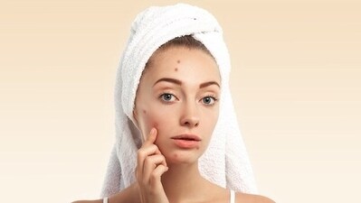 Learn how hydration and a holistic skincare regimen can promote clearer, healthier skin. (freepik) Learn how hydration and a holistic skincare regimen can promote clearer, healthier skin. (freepik)