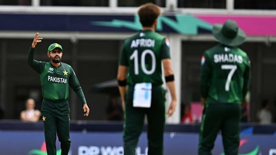 Pakistan's Shaheen Shah Afridi discusses with teamates after challenging the decision of the empire (AFP)