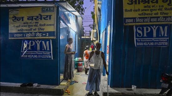 Homeless people seen staying inside a night shelter amid extreme hot weather conditions at Lodhi Road in New Delhi (HT Photo/Raj K Raj)