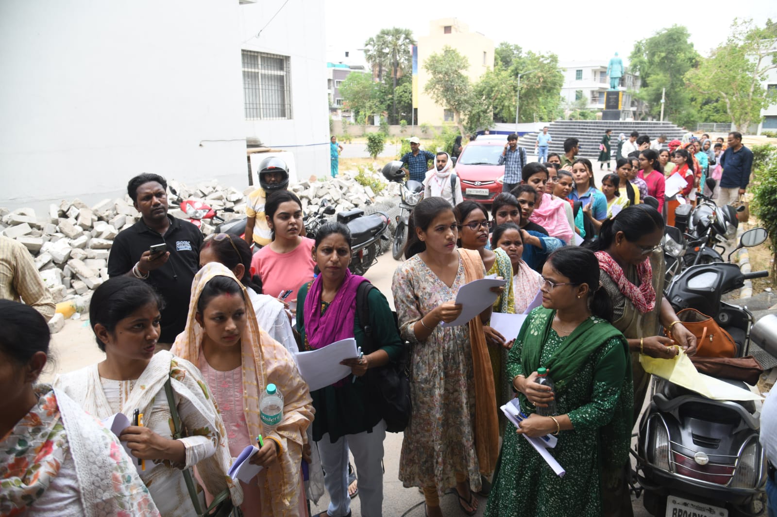 UGC NET 2024 Exam Live: Aspirants reach exam centre (Santosh Kumar ) UGC NET 2024 Exam Live: Aspirants reach exam centre (Santosh Kumar )