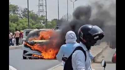 A car engulfed in flames on New Yamuna Bridge! (HT Photo) A car engulfed in flames on New Yamuna Bridge! (HT Photo)
