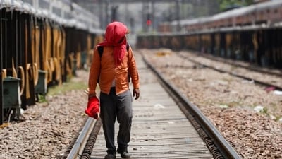 A man covers his face using a cloth to shield himself from the sun as he inspects railway tracks during a hot summer day in New Delhi. (REUTERS) (HT_PRINT) A man covers his face using a cloth to shield himself from the sun as he inspects railway tracks during a hot summer day in New Delhi. (REUTERS) (HT_PRINT)