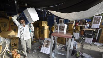 A man purchases a water cooler at the Kamla Market in Delhi amid rising mercury levels. (Sanjeev Verma/HT Photo)