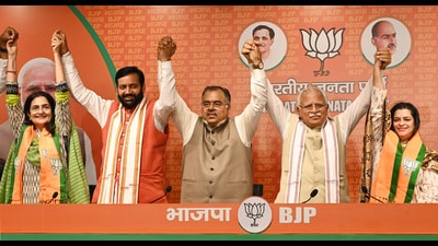 Haryana Chief Minister Nayab Singh Saini, Union Minister Manohar Lal Khattar and BJP leader Tarun Chugh with former Haryana Congress leaders Kiran Choudhry and her daughter Shruti Choudhry joined the BJP at BJP HQ in New Delhi. (Hindustan Times)