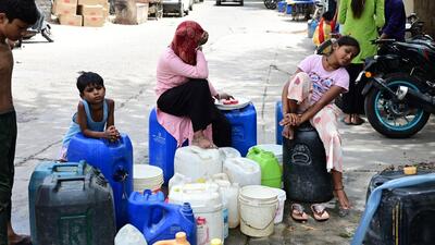 Locals await government water tankers in Chanakyapuri. (Vipin Kumar/HT Photo) Locals await government water tankers in Chanakyapuri. (Vipin Kumar/HT Photo)