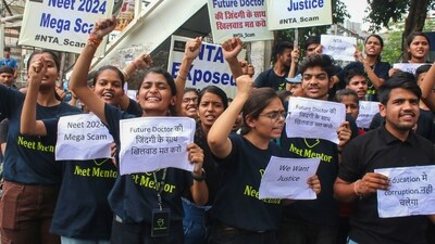 Bhopal: Students raise slogans during a protest over the alleged irregularities in NEET 2024 results, in Bhopal, Friday, June 14, 2024. (PTI Photo)(PTI06_14_2024_000233B) (PTI)