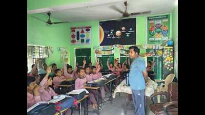 Students in a government-run primary school in Prayagraj (HT File Photo)