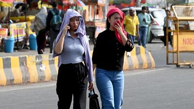 Two women cover their heads to shield themselves from the heat in NCR. (Sunil Ghosh/HT Photo)