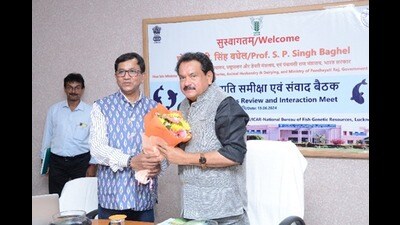 Union minister of state for fisheries, animal husbandry & dairying professor SP Singh Baghel being welcomed at the institute. (sourced)