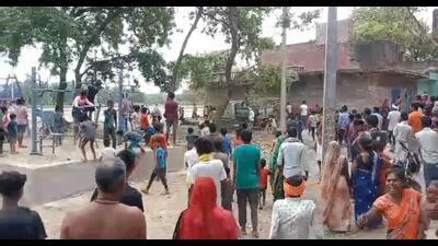 Villagers at the site where the hyena was killed in Kaushambi. (HT) Villagers at the site where the hyena was killed in Kaushambi. (HT)