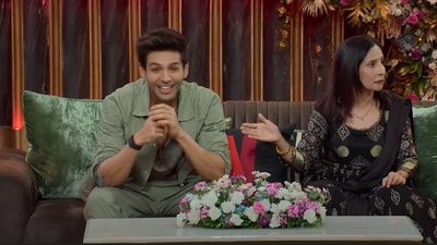 Kartik Aaryan's mom Dr Mala Tiwari turned his matchmaker in The Great Indian Kapil Show. Kartik Aaryan's mom Dr Mala Tiwari turned his matchmaker in The Great Indian Kapil Show.