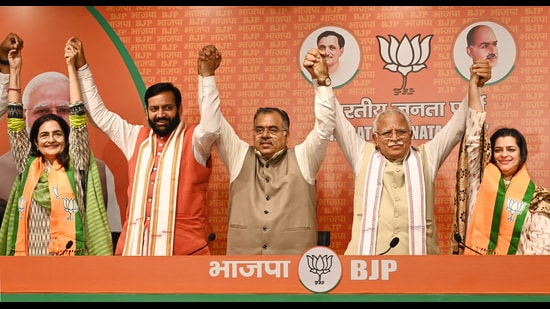 Haryana Chief Minister Nayab Singh Saini, Union Minister Manohar Lal Khattar and BJP leader Tarun Chugh with former Haryana Congress leaders Kiran Choudhry and her daughter Shruti Choudhry joined the BJP at BJP HQ in New Delhi. (Hindustan Times)