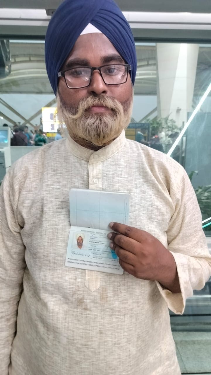 HT PhotoGuru Sewak Singh dyed his hair and wore glasses to pose as 67-year-old Rashvinder Singh Sahota. HT PhotoGuru Sewak Singh dyed his hair and wore glasses to pose as 67-year-old Rashvinder Singh Sahota.